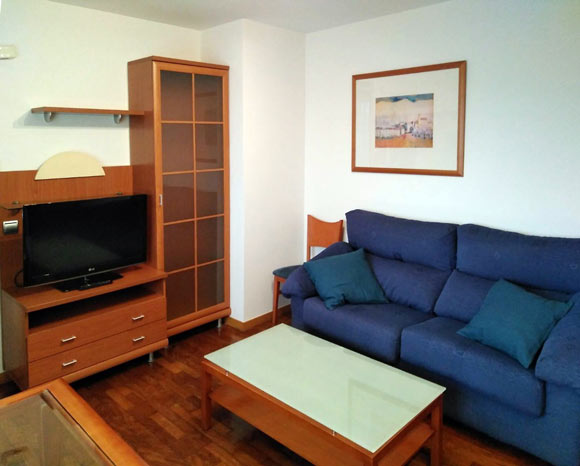 Fotografía de sala de estar, sofá, mesa, televisor Apartahotel Ribera